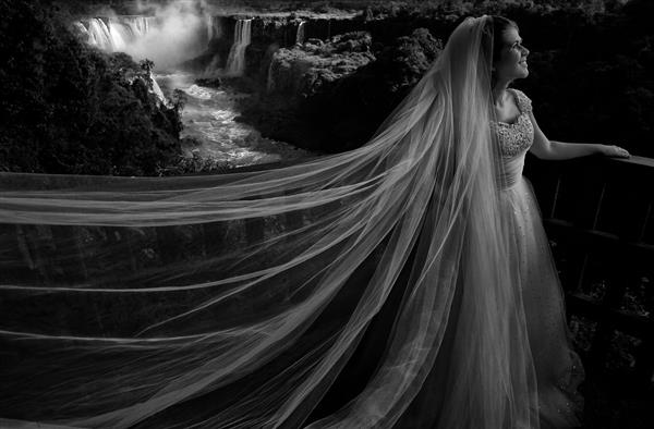 عروس زیبا در کنار آبشار
