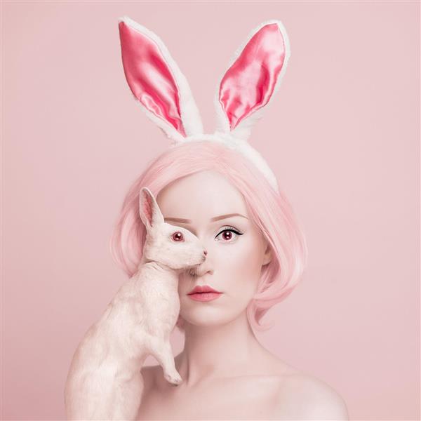خرگوش سفید و زن جوان با موهای صورتی