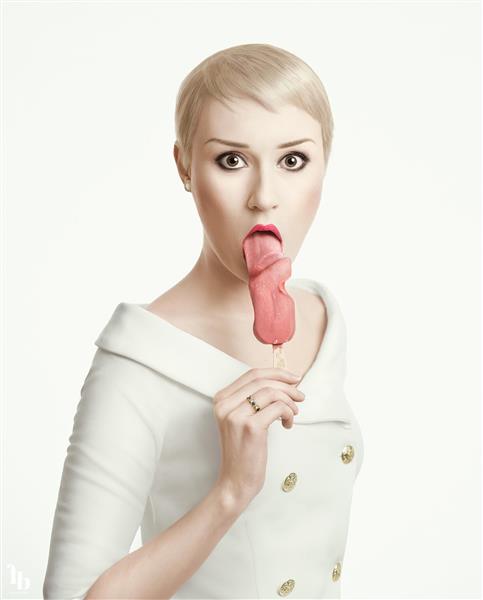 زن جوان با بستنی زبان