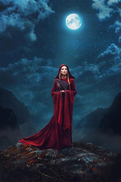 زن سرخ پوش زیر نور ماه