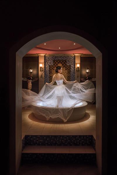 عروس سفیدپوش زیبا در سالن