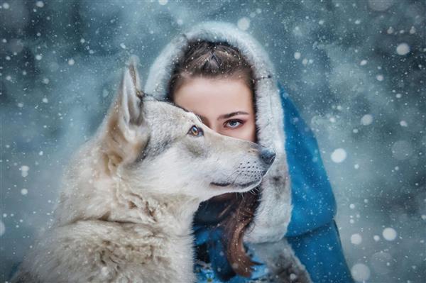 گرگ و زن زیبا با شنل