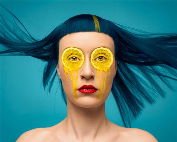 زن چشم لیمویی با موهای مشکی