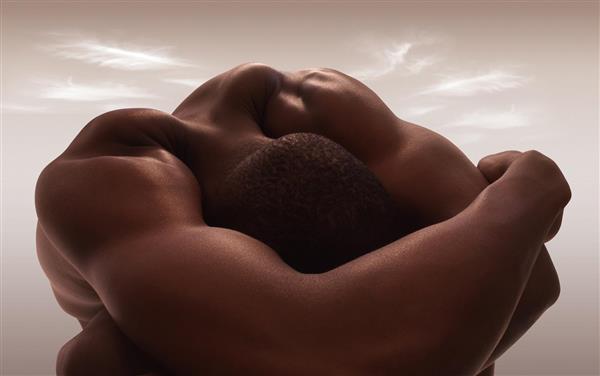 خواب مرد سیاهپوست با عضلات ورزشی