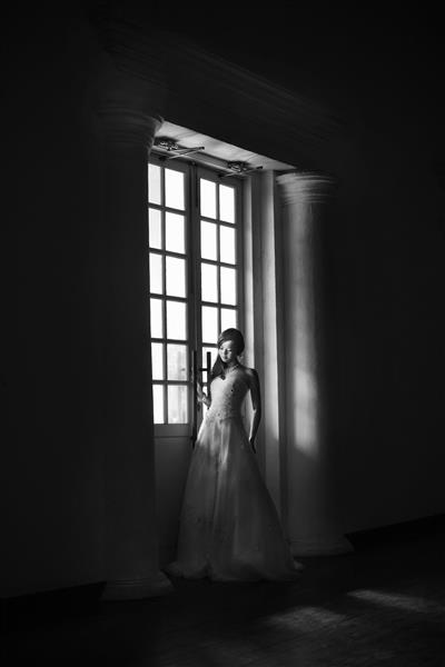 عروس جوان در کنار در