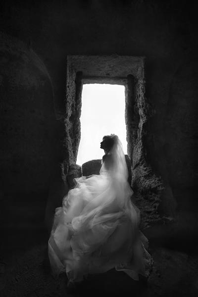 عروس زیبا پشت پنجره سنگی