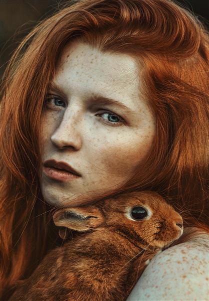 زن زیبا و خرگوش کوچک