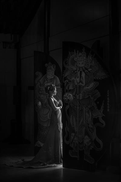 زن پشت در معبد چینی