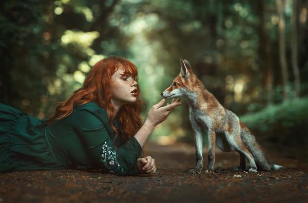 دختر و روباه در جنگل