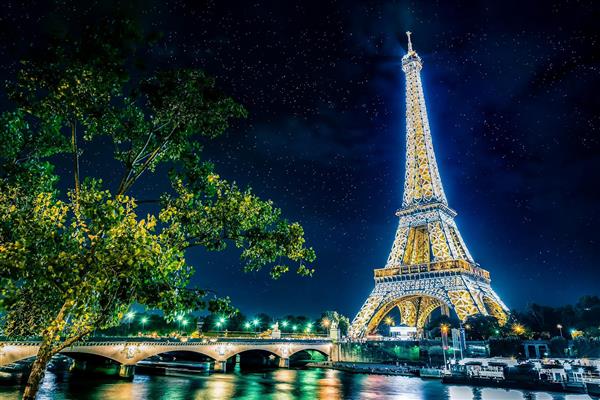 پاریس در شب برج ایفل