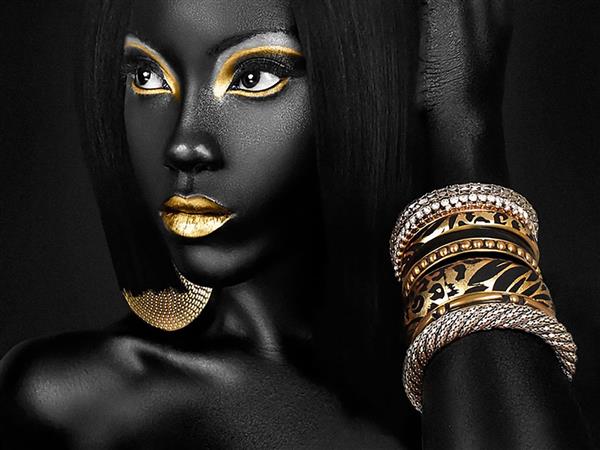 دختر مدل سیاهپوست زیبا با جواهرات