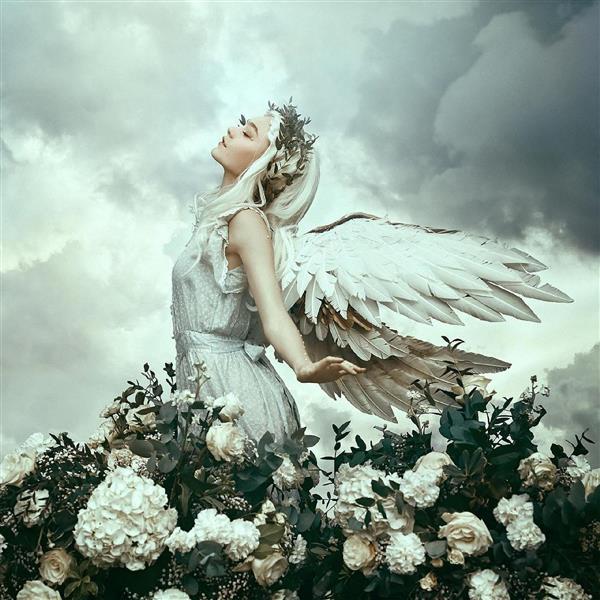 فرشته زیبا با تاجی از گل