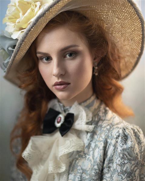 دختر کلاسیک با گلی روی کلاه