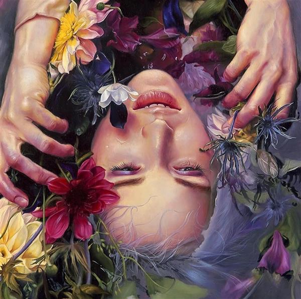 زنی با گل در اطرافش نقاشی