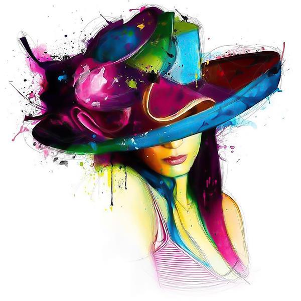 زن زیبا با کلاه رنگی