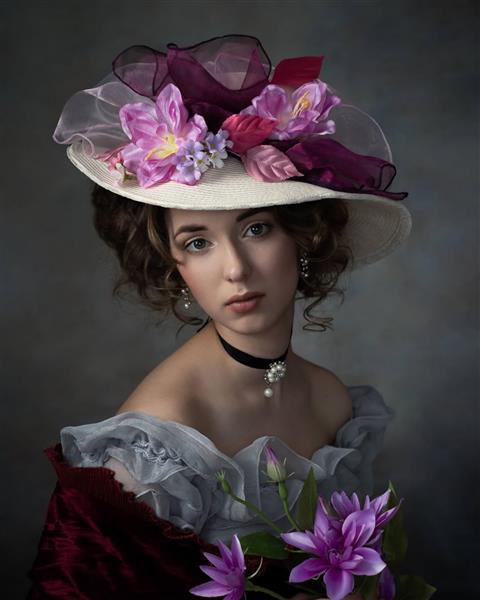 پرتره دختری با کلاه و گل های بنفش