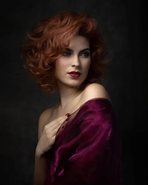 زن زیبا با موهای قرمز