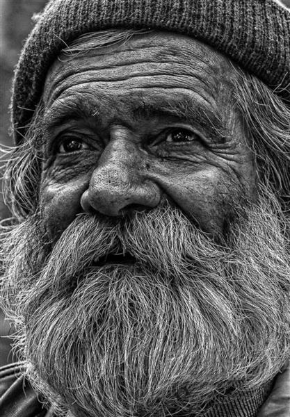 تصویر پیرمردی با چشمان سیاه