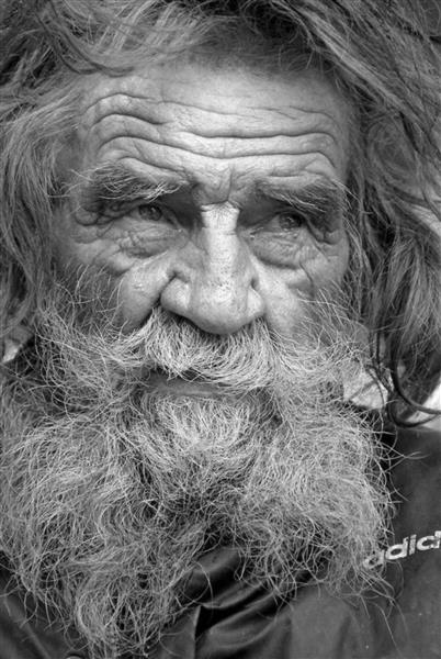 پیرمرد ریش سفید تصویر سیاه و سفید