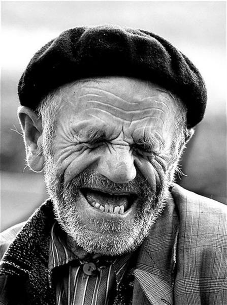 تصویر سیاه و سفید خنده پیرمرد