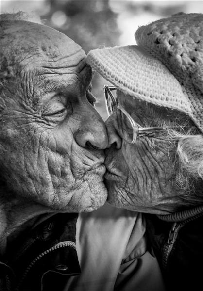 بوسه عاشقانه زن و مرد مسن