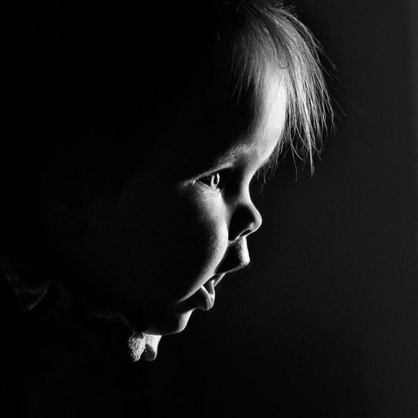 تصویر سیاه و سفید کودک بانمک