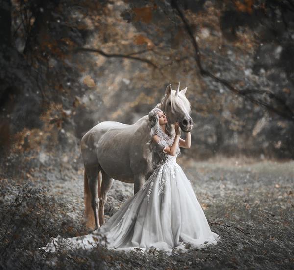 زن زیبا و اسب سفید