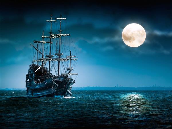 بازتاب نور ماه در آب دریا