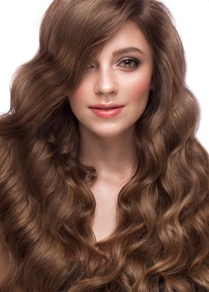 دختر خوشگل مو قهوه ای با موهای کاملا فر و آرایش کلاسیک
