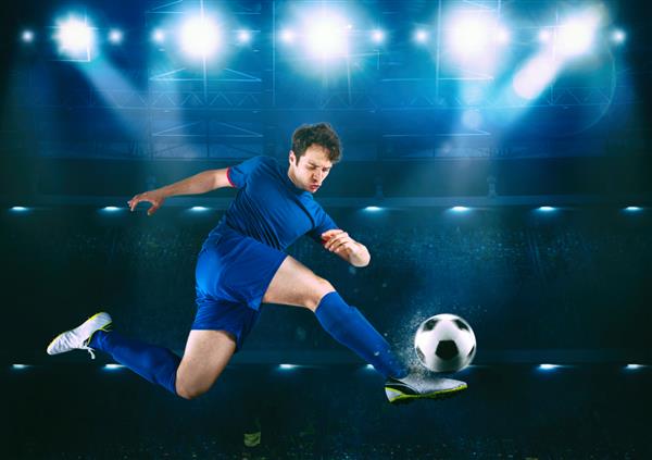 مهاجم فوتبال با یک ضربه آکروباتیک در هوا در ورزشگاه به توپ ضربه می زند