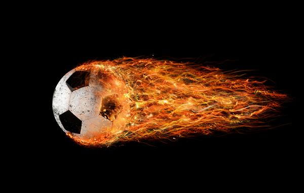 گلوله آتشین حرفه ای فوتبال ردپایی از شعله های آتش بر جای می گذارد