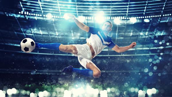 مهاجم فوتبال با یک ضربه آکروباتیک در هوا در ورزشگاه به توپ ضربه می زند