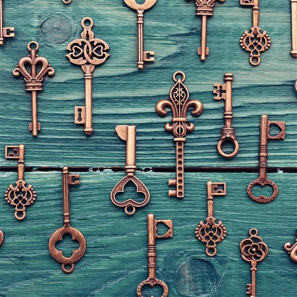 کلیدهای قدیمی مختلف روی یک سطح چوبی