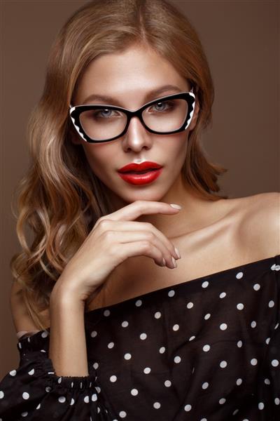 دختر زیبا با لباس های شیک با عینک بینایی و لب های قرمز صورت زیبایی عکس گرفته شده در استودیو