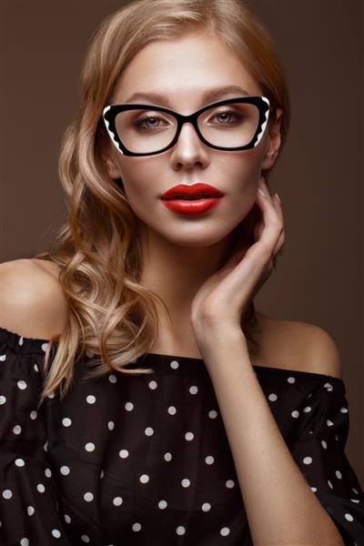 دختر زیبا با لباس های شیک با عینک بینایی و لب های سکسی قرمز صورت زیبایی عکس گرفته شده در استودیو