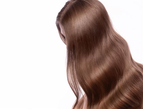 پرتره زن زیبا با موهای قهوه ای با موهایی کاملا فر و آرایش کلاسیک زیبایی صورت و مو عکس گرفته شده در استودیو در پس زمینه سفید