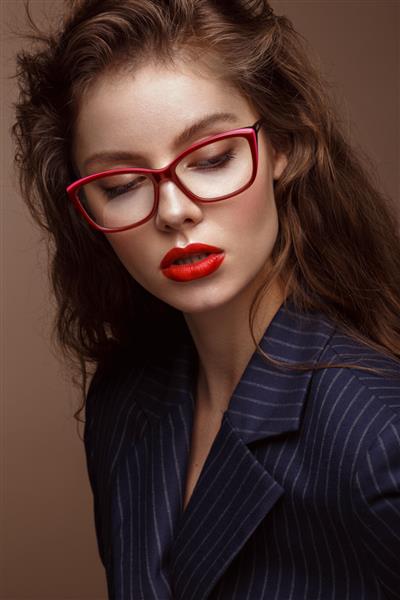 دختر زیبا با لباس های شیک با عینک بینایی صورت زیبایی عکس گرفته شده در استودیو