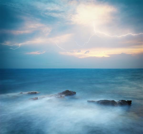 طوفان آبی عمیق در دریا ترکیب طبیعت