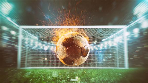 نمای نزدیک از یک توپ فوتبال آتشین که با قدرت در استادیوم به ثمر می رسد