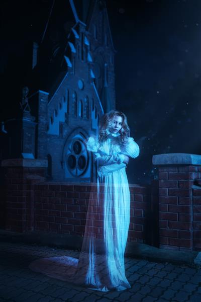 پرتره دختر ارواح با لباس سفید در حال راه رفتن در شب