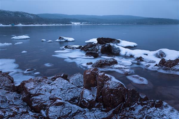 عکس نوردهی طولانی از یک دریای زمستانی