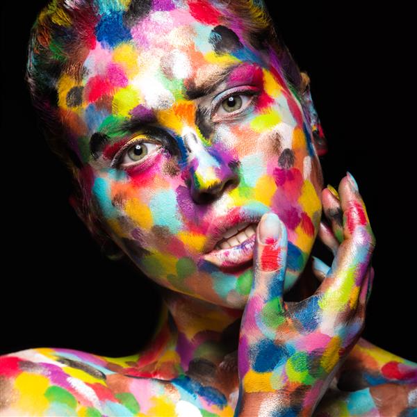 دختری با صورت رنگی نقاشی شده تصویر زیبایی هنری