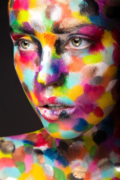 دختری با صورت رنگی نقاشی شده تصویر زیبایی هنری