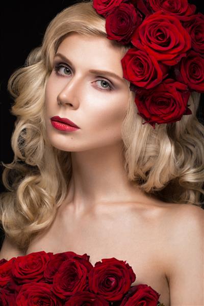 دختر بلوند زیبا با لباس و کلاه با گل رز آرایش کلاسیک فر لب قرمز صورت زیبایی