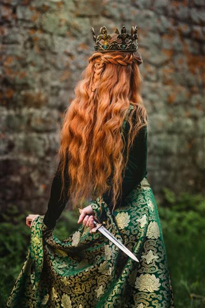 پرتره یک زن زیبا با موهای قرمز با لباس سبز قرون وسطایی