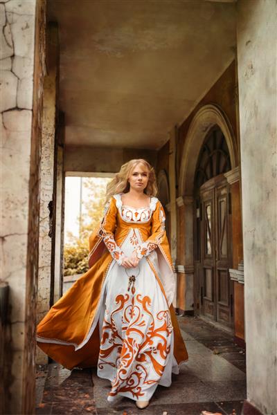خانمی زیبا با موهای بلوند در لباس قرون وسطایی