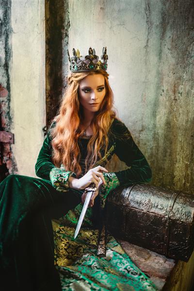 پرتره یک زن زیبا با موهای قرمز با لباس سبز قرون وسطایی
