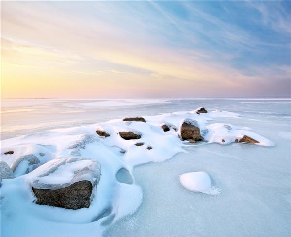سنگ روی یخ منظره زمستانی