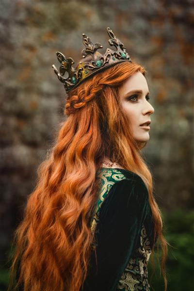 زن مو قرمز با لباس سبز قرون وسطایی در نزدیکی قلعه