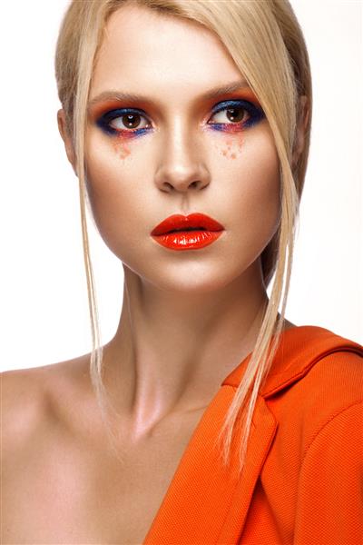 دختر زیبا با آرایش رنگی روشن و لب های نارنجی زیبایی صورت عکس های گرفته شده در استودیو